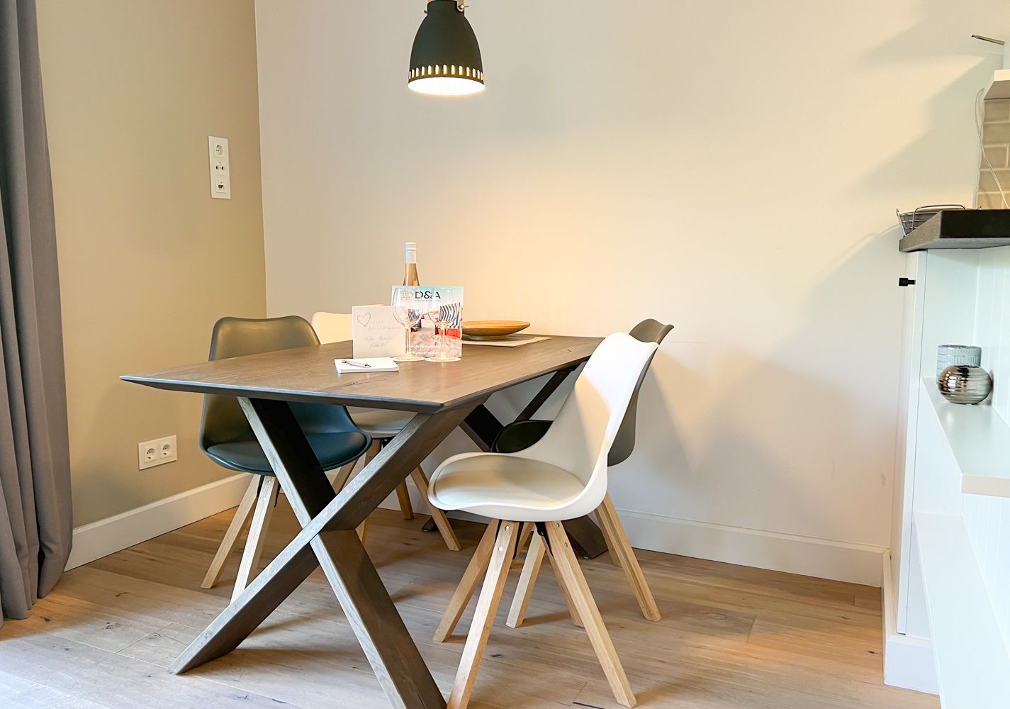 Esstisch in einer Ferienwohnung auf Sylt