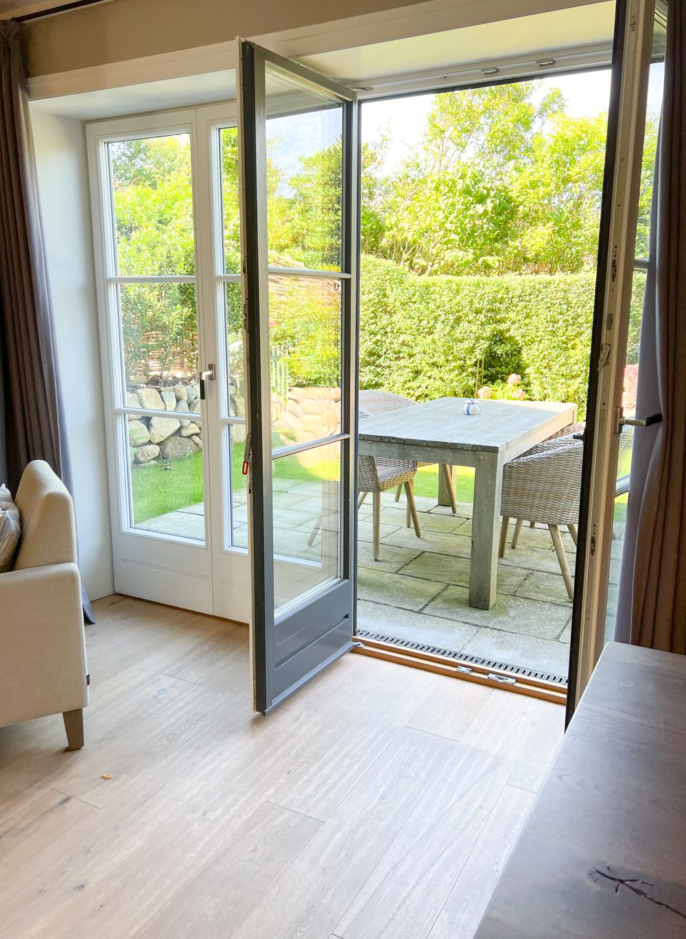 Gartentisch und Garten einer Ferienwohnung auf Sylt