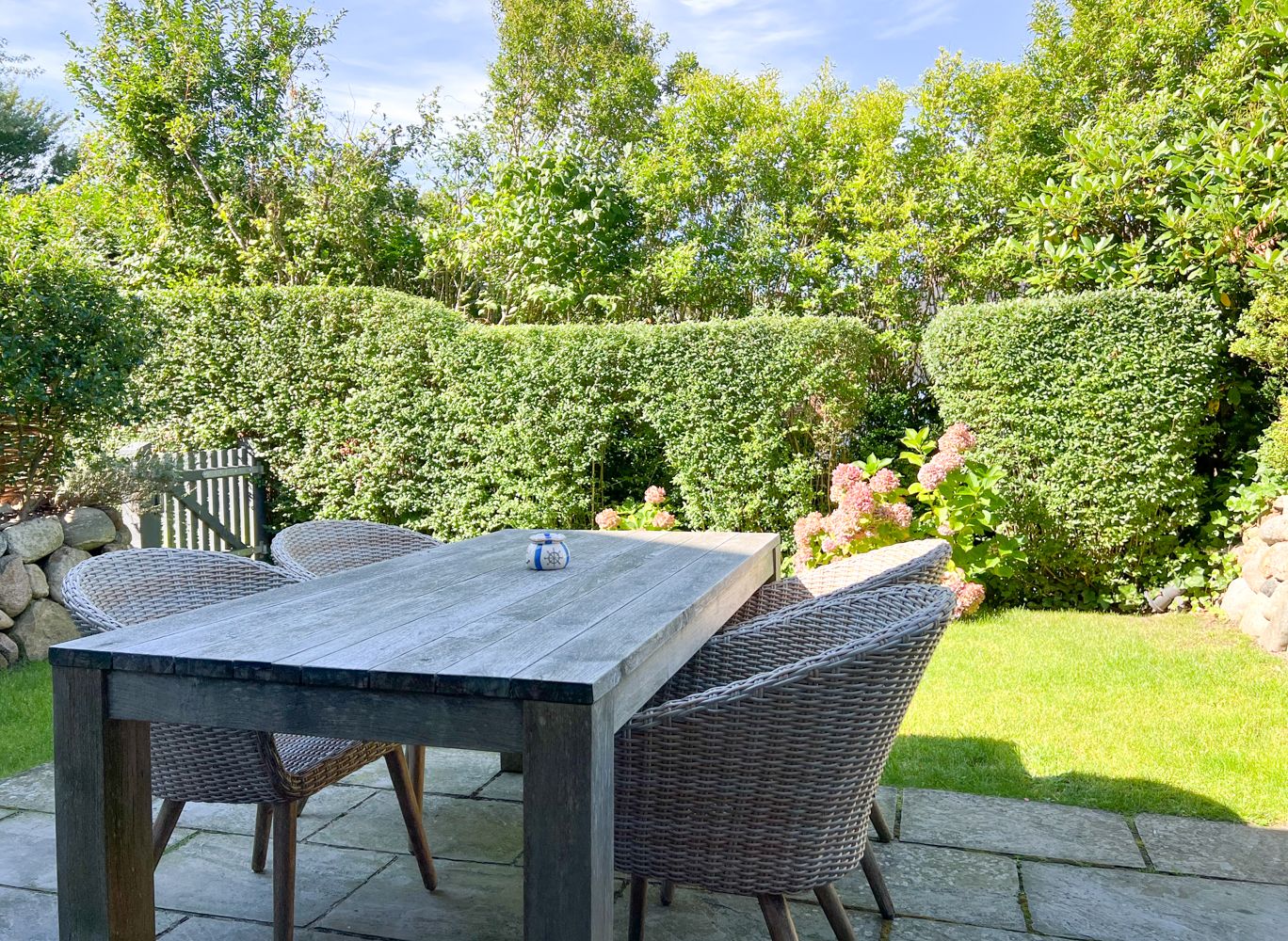 Gartentisch und Garten einer Ferienwohnung auf Sylt