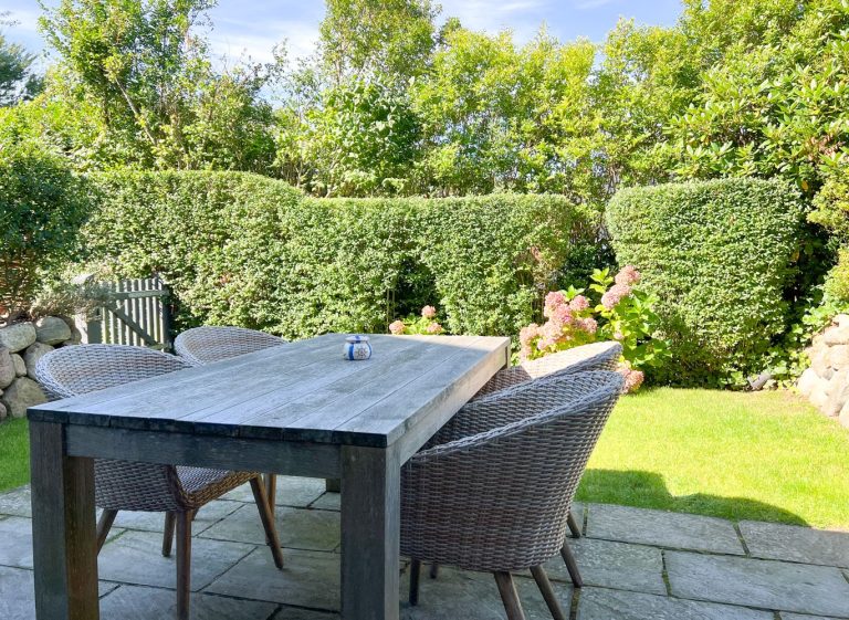 Terrassentisch und Garten einer Ferienwohnung auf Sylt