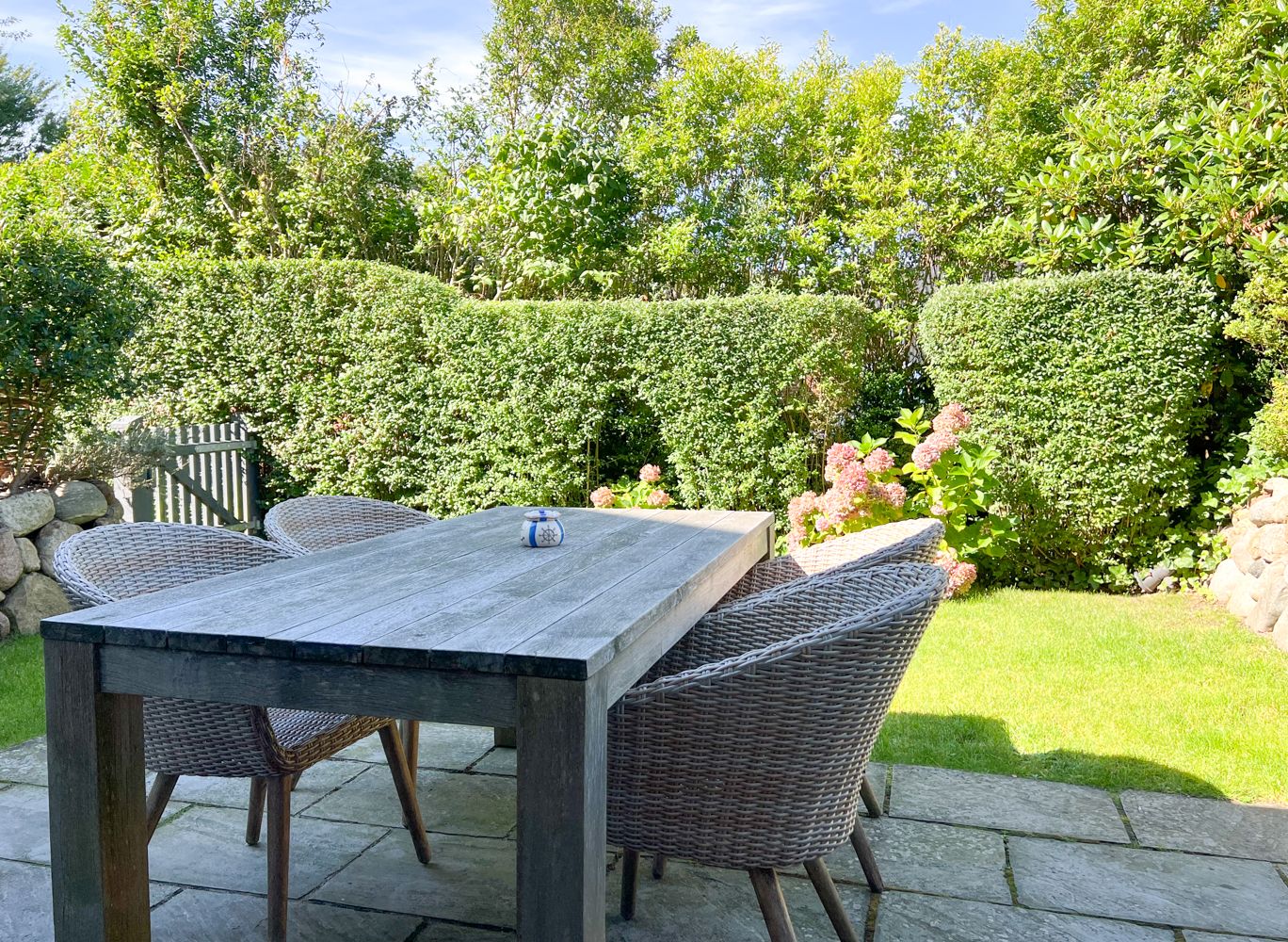 Terrassentisch und Garten einer Ferienwohnung auf Sylt
