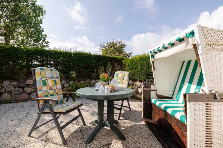 Balkon mit Strandkorb einer Ferienwohnung auf Sylt