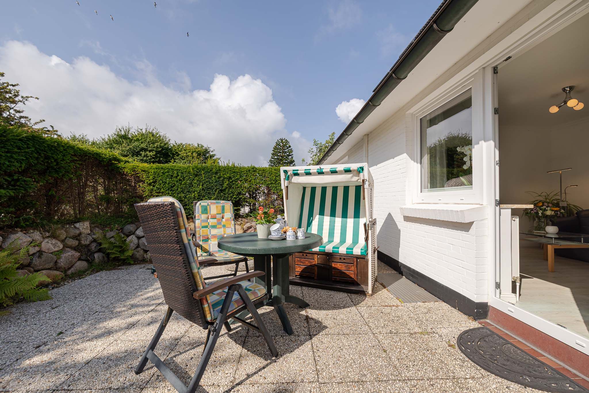 Balkon mit Tisch und Strandkorb in einer Ferienwohnung auf Sylt