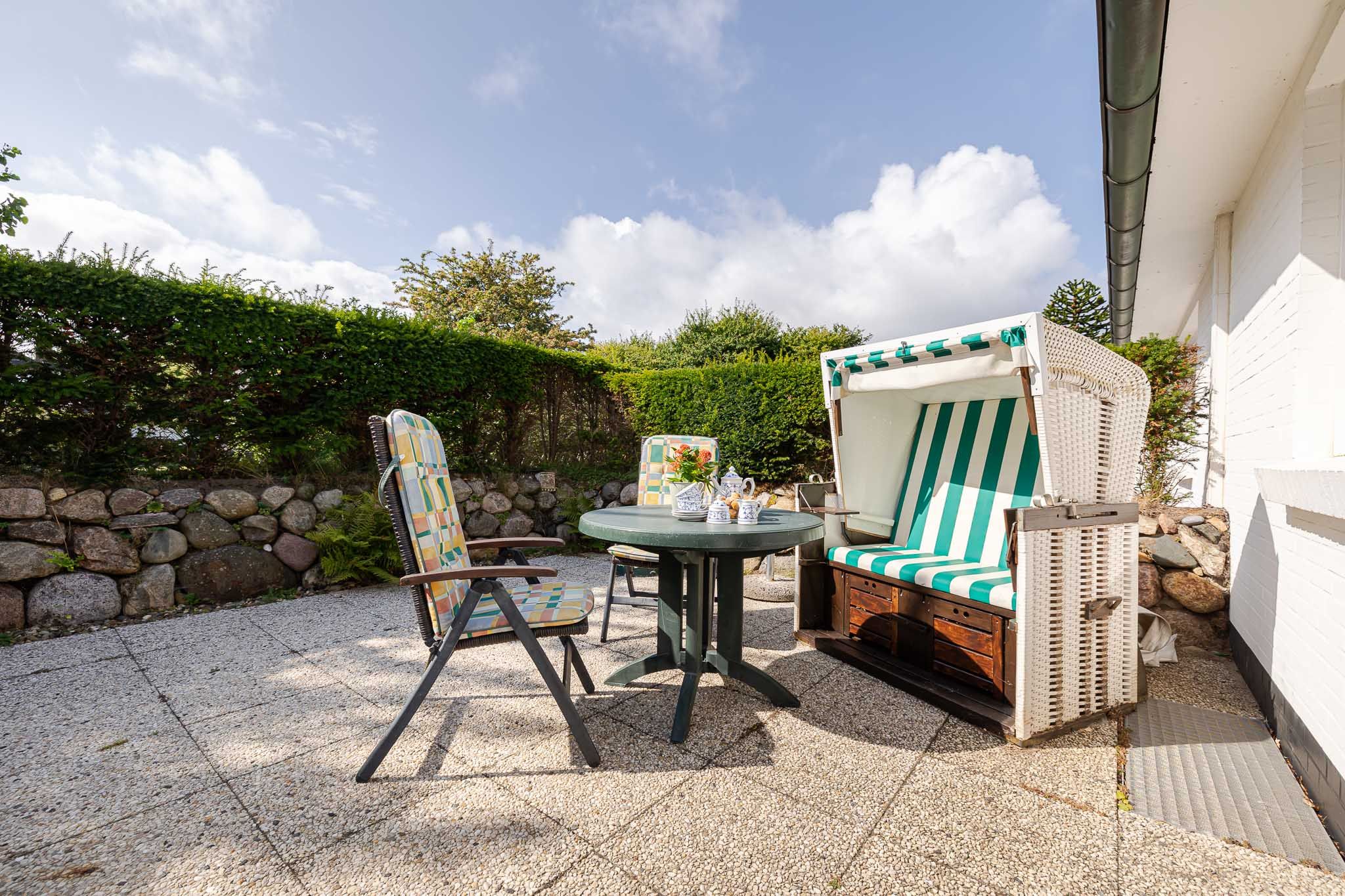 Balkon mit Tisch und Strandkorb in einer Ferienwohnung auf Sylt