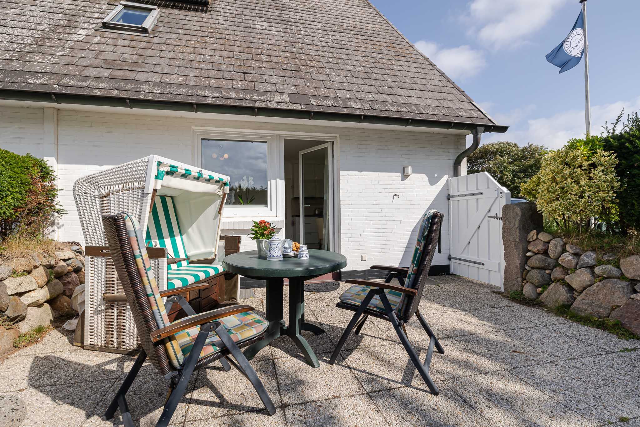 Balkon mit Tisch und Strandkorb in einer Ferienwohnung auf Sylt