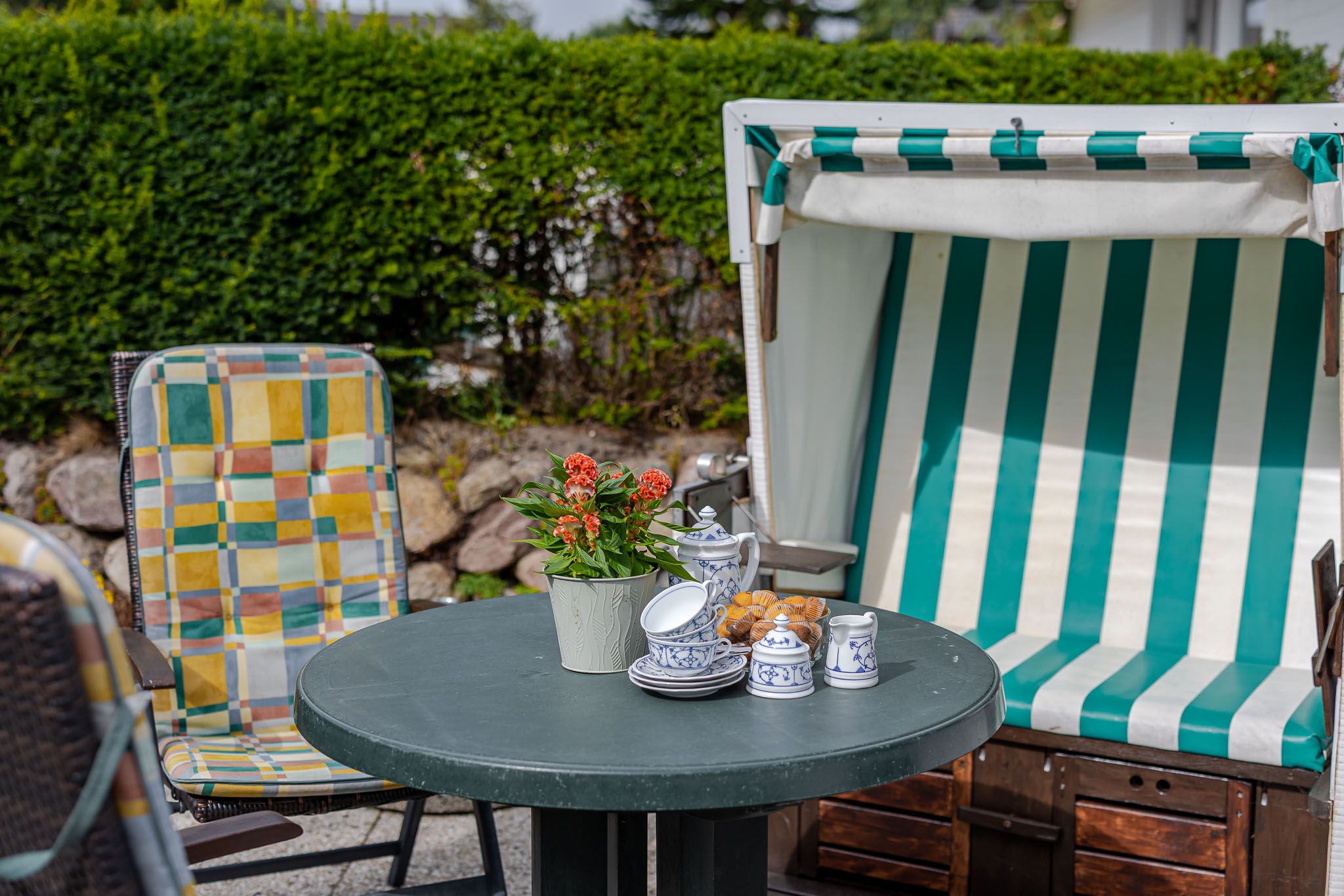Balkon mit Tisch und Strandkorb in einer Ferienwohnung auf Sylt