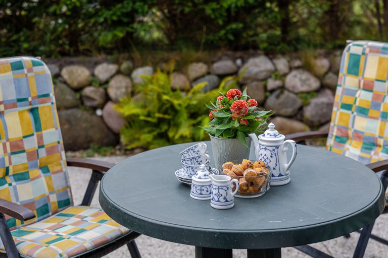 Terrasse mit Tisch und Stühlen einer Ferienwohnung auf Sylt