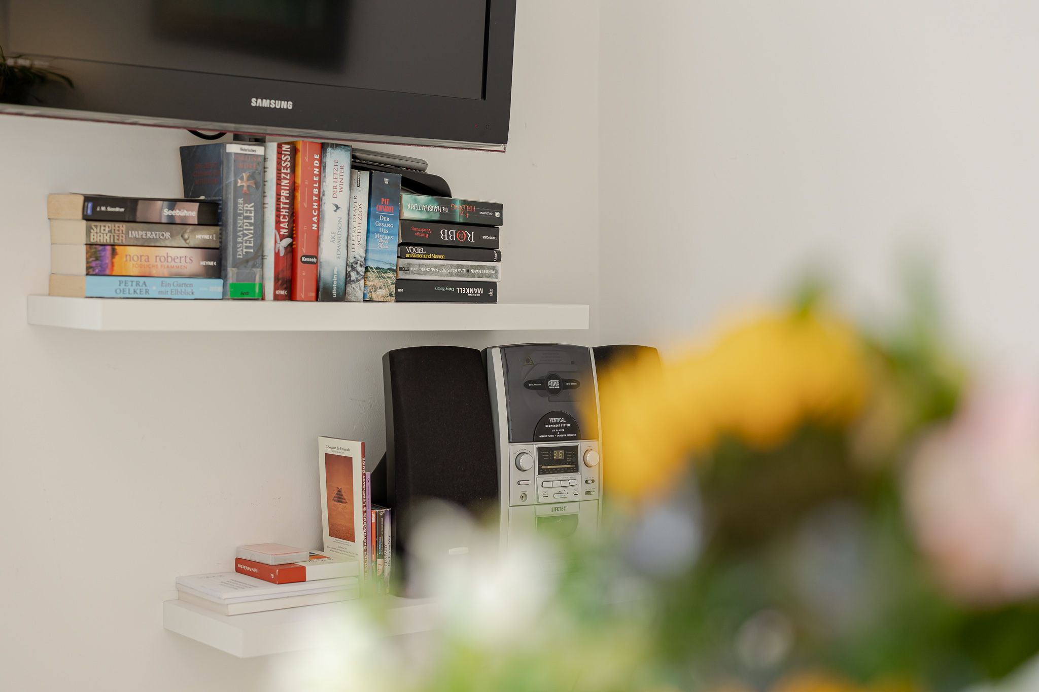 Fernseher im Wohnzimmer einer Ferienwohnung auf Sylt