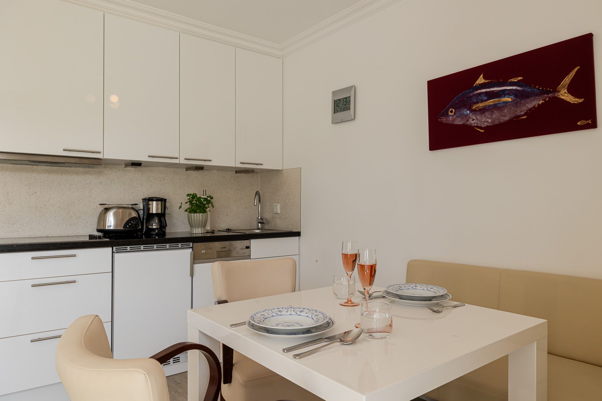 Küche und Esstisch in einer Ferienwohnung auf Sylt