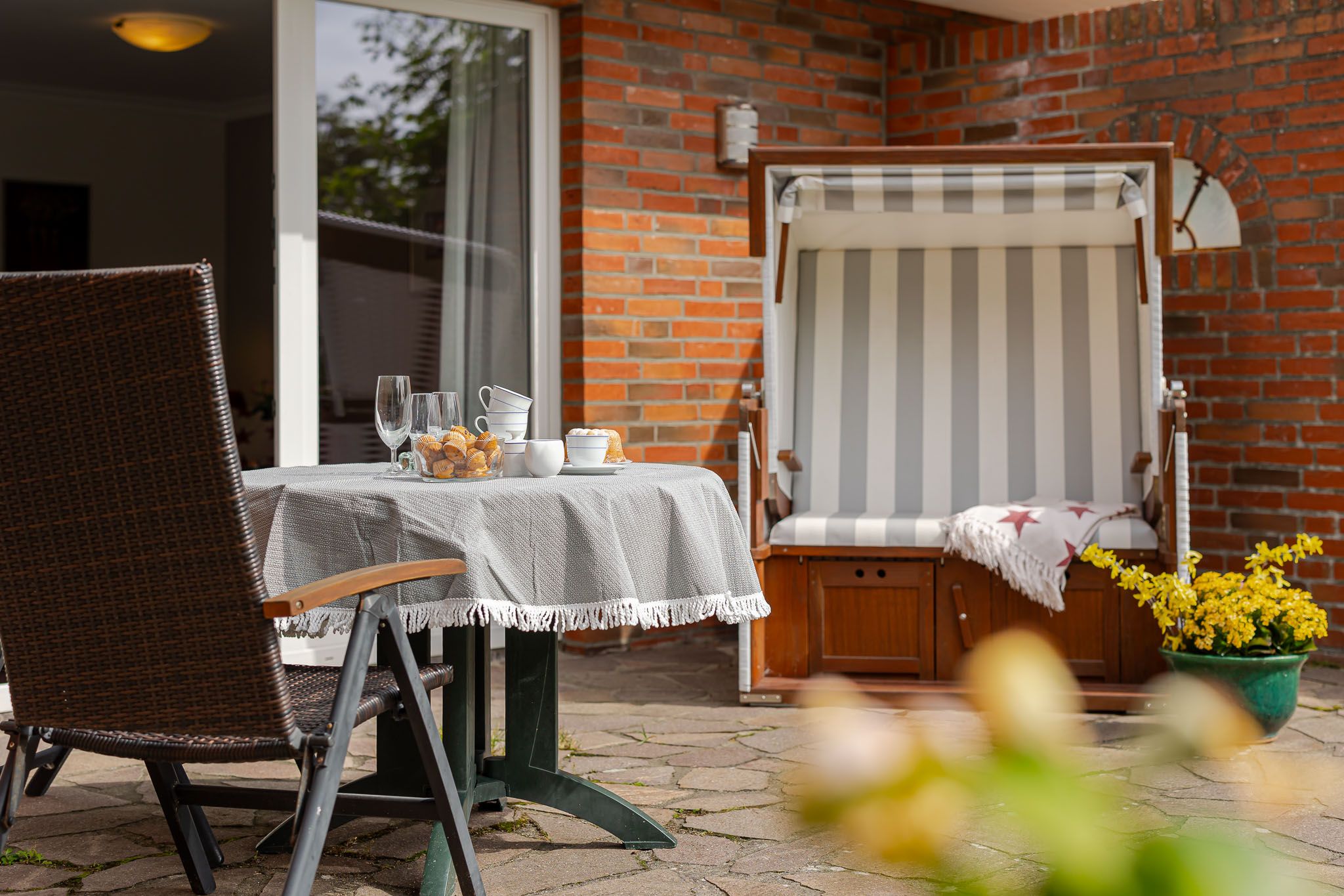 Terrasse mit Strandkorb einer Ferienwohnung auf Sylt